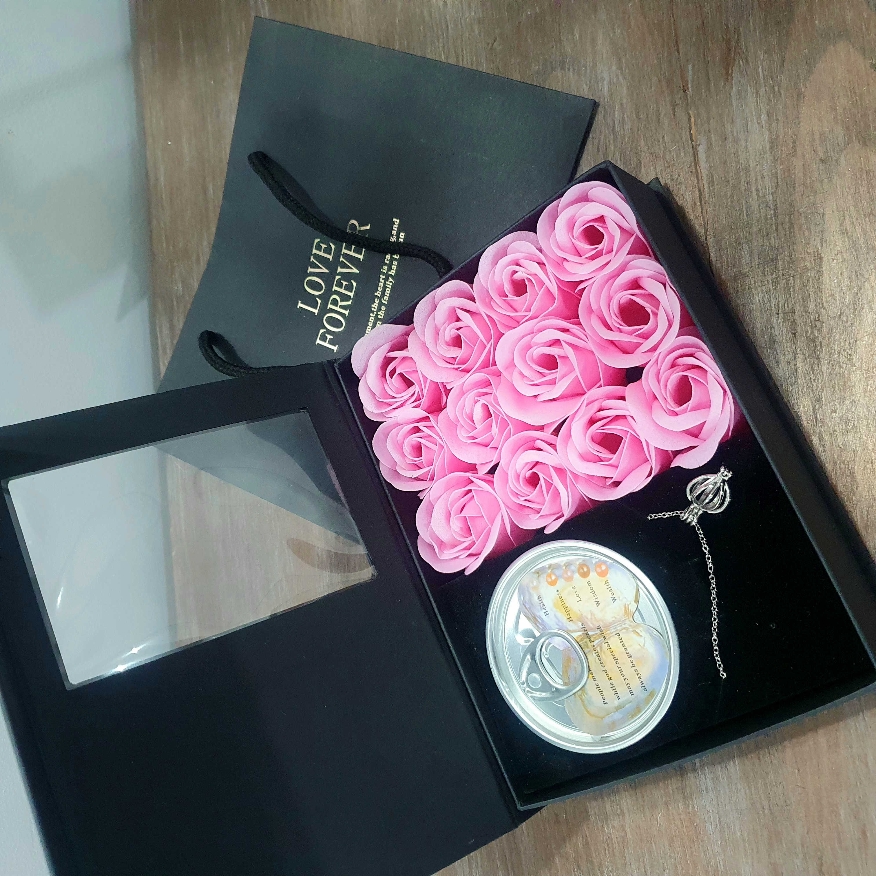 پک ویژه گردنبند مروارید عشق همراه با گل رز معطر